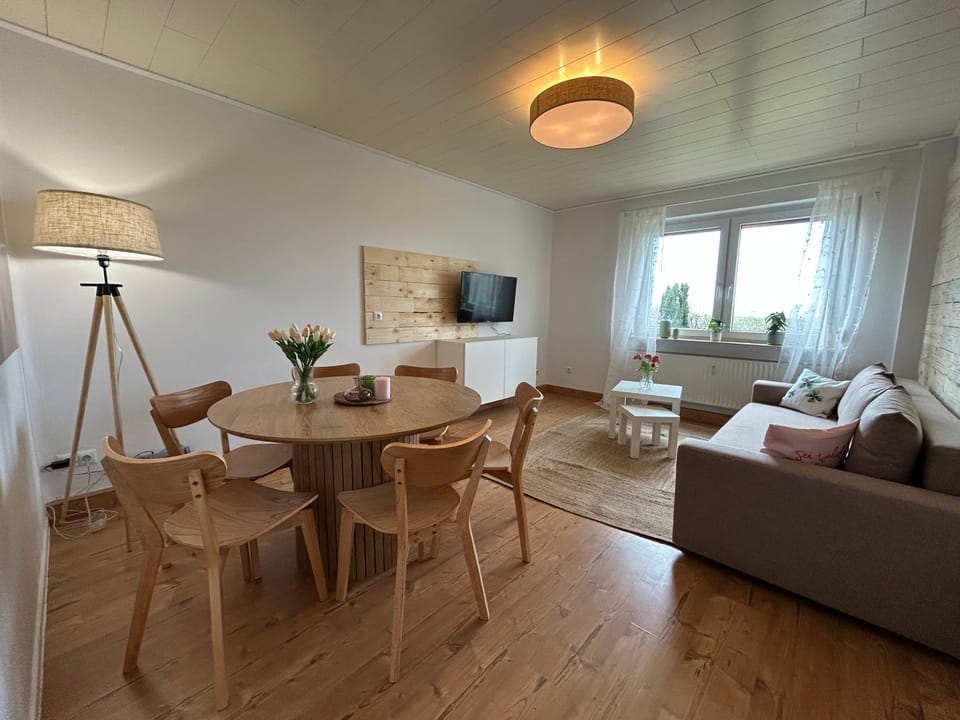 TV and multimedia, Living room, Seating area, Dining area