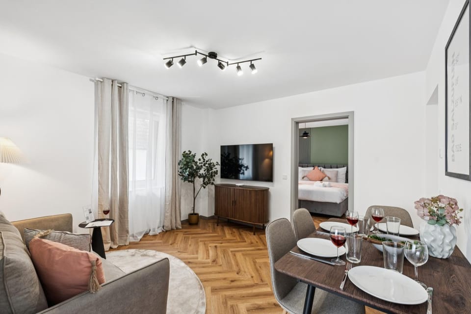 TV and multimedia, Living room, Photo of the whole room, Seating area, Dining area, Evening entertainment
