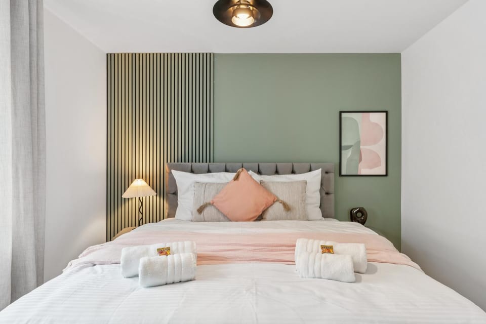 Bed, Photo of the whole room, Bedroom, towels