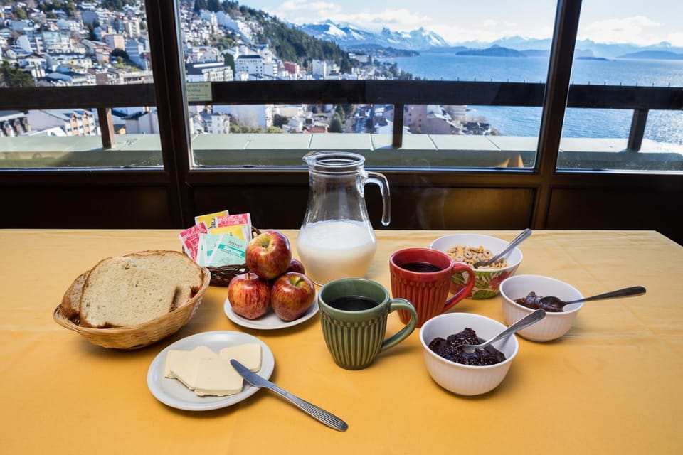 Restaurant/places to eat, Balcony/Terrace, City view, Lake view, Mountain view, Meals