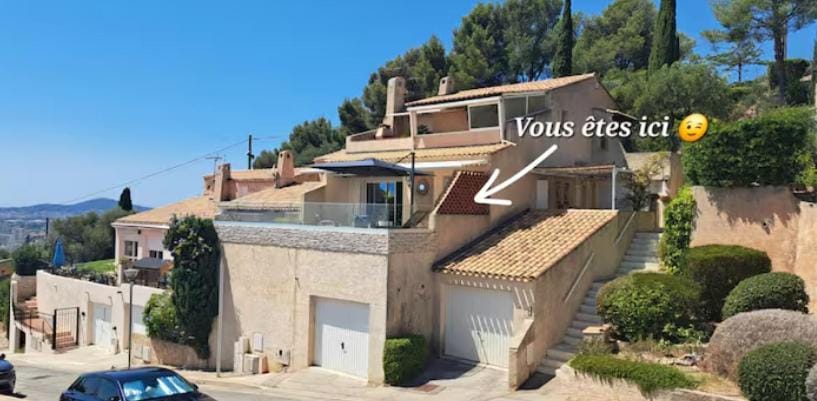 Property building, Neighbourhood, Location