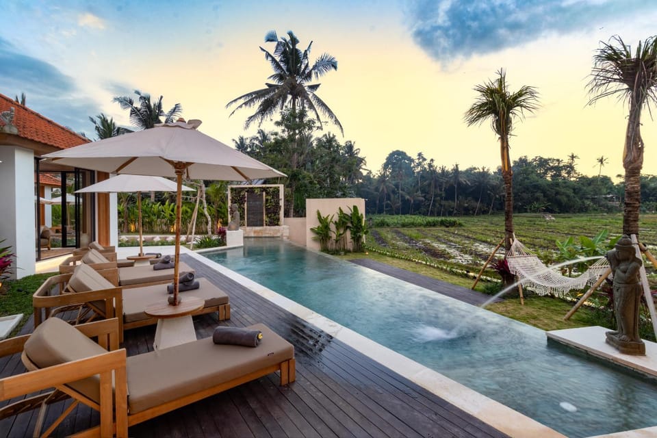 Pool view, Swimming pool, sunbed