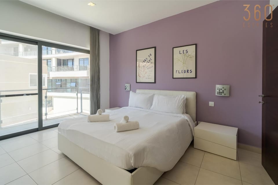 Bed, Living room, Photo of the whole room, Bedroom, towels