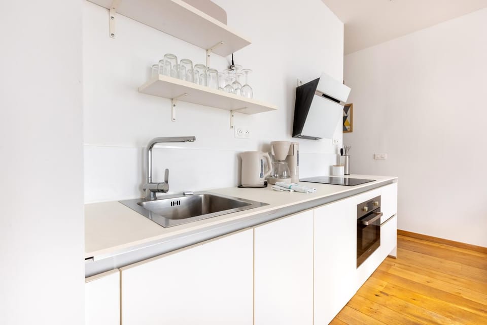 Coffee/tea facilities, Kitchen or kitchenette, stove, toaster