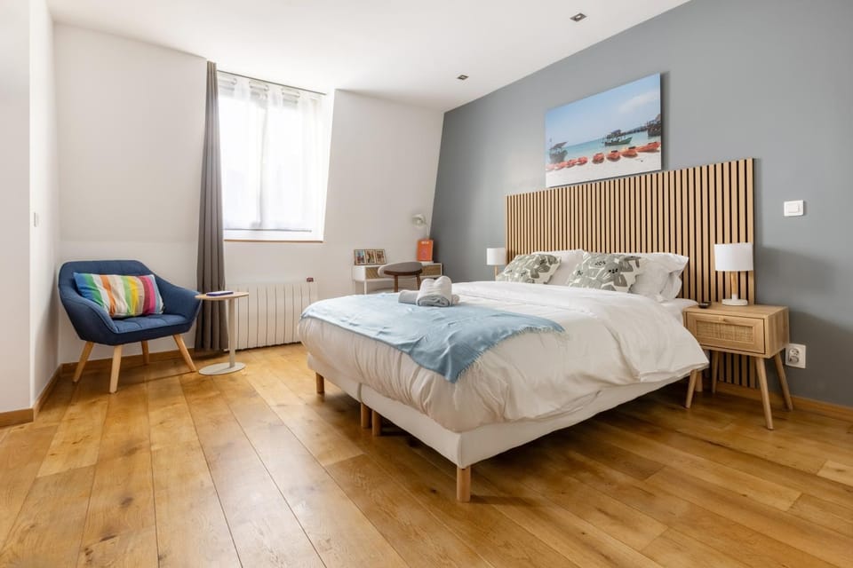 Bed, Photo of the whole room, Seating area