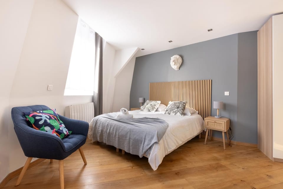 Bed, Photo of the whole room, towels