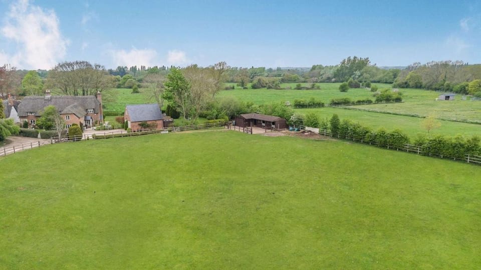 Beautiful thatched country 4 Bedroom Cottage House in England