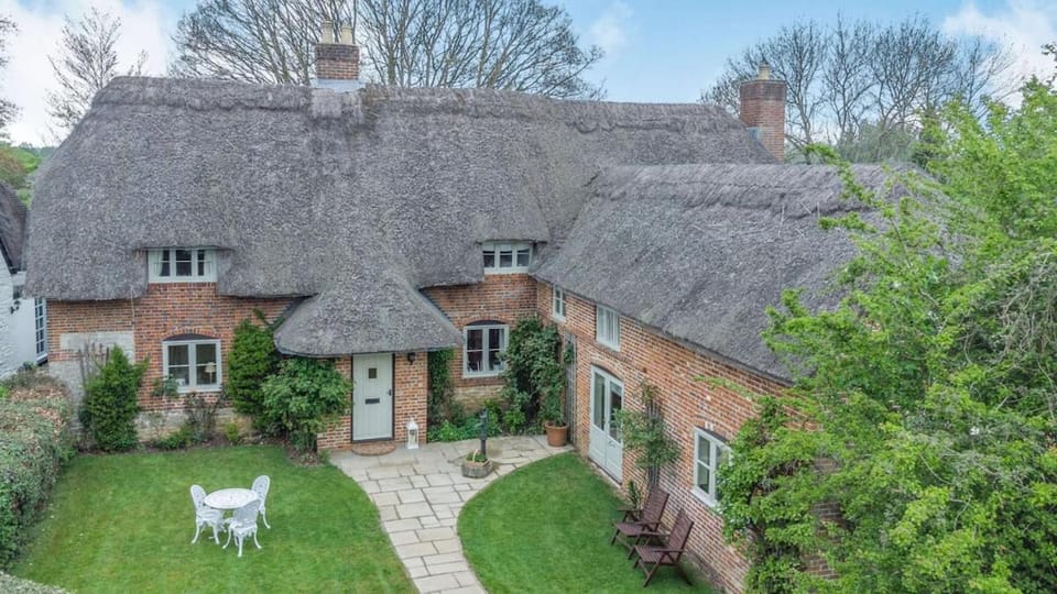 Beautiful thatched country 4 Bedroom Cottage House in England