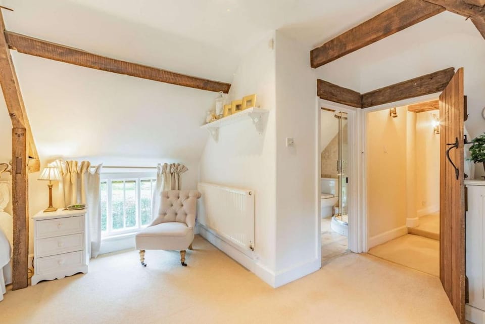 Beautiful thatched country 4 Bedroom Cottage House in England