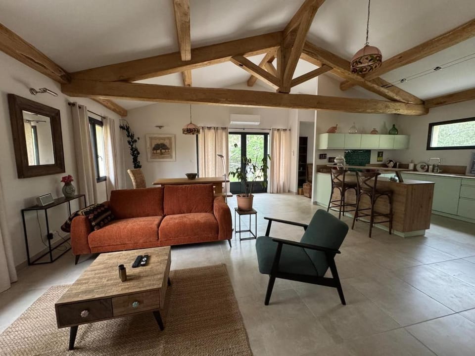 Maison neuve de plain pied au cœur d'un jardin arboré House in Provence