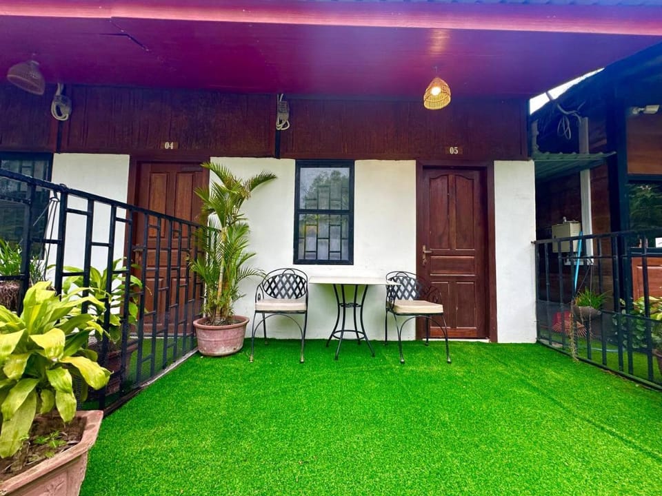 Property building, Patio, Day, Garden, Garden, Garden view