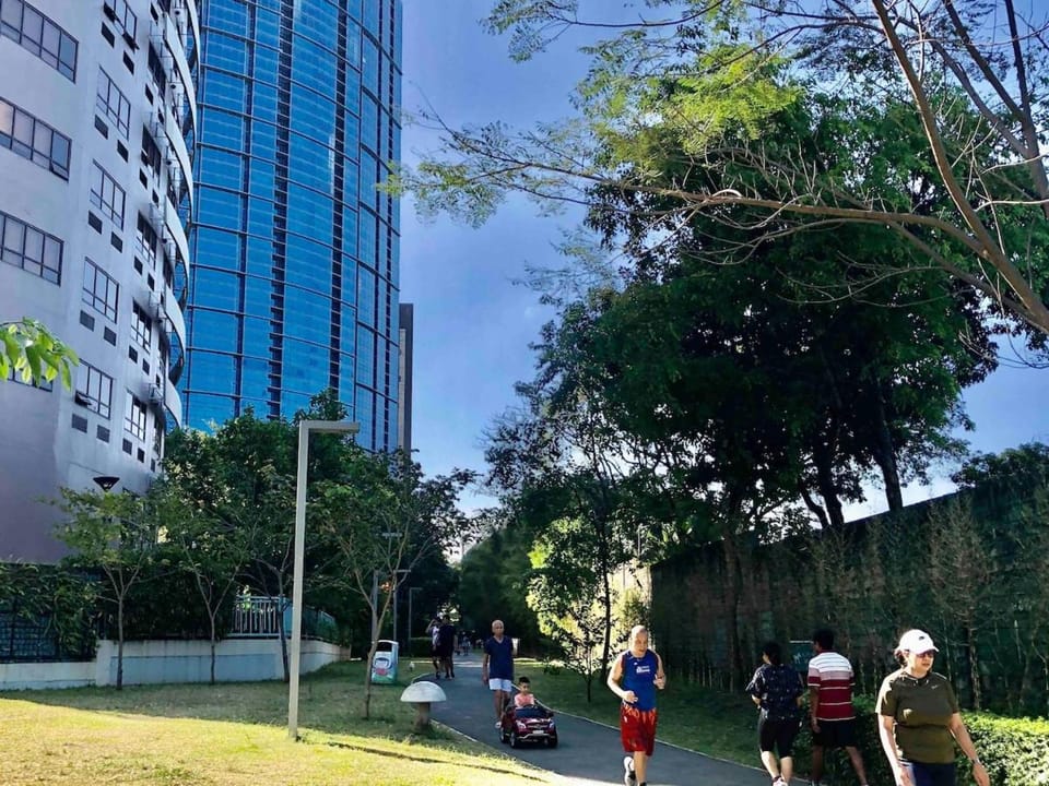 Huge 101-SQM 2BR in Central BGC Up to 12 Guests Apartment in Makati