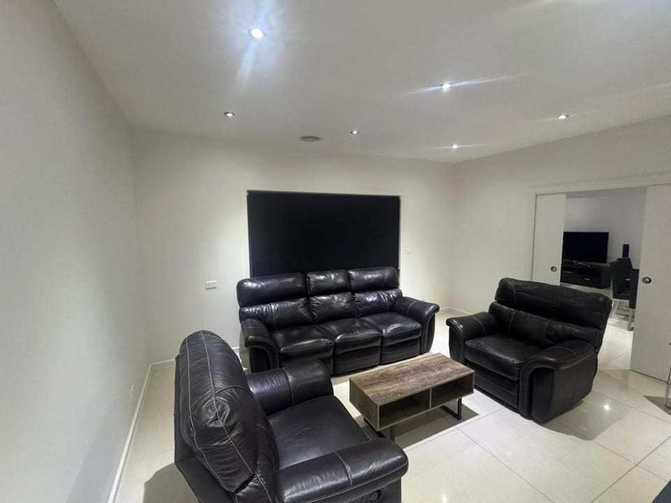 Huge 6 Bed House in Franklin ACT House in Canberra