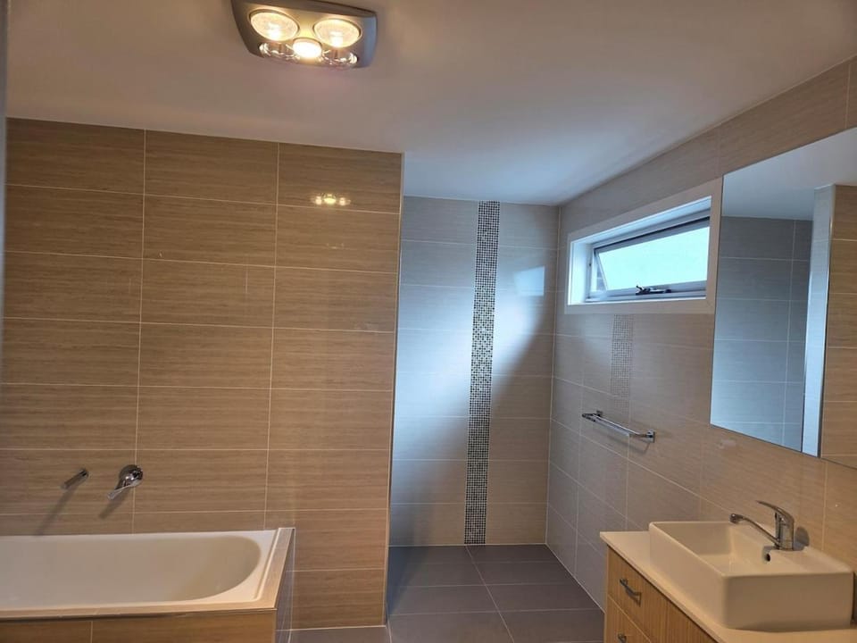 Huge 6 Bed House in Franklin ACT House in Canberra
