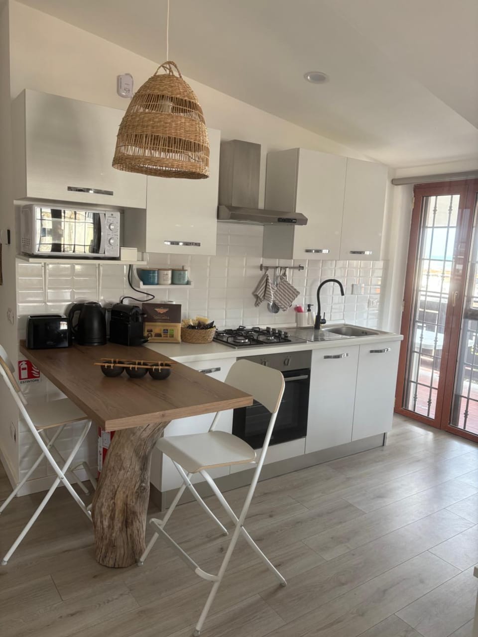 Beachfront Apartment with Private Beach Access - near Fiumicino Airport - Casa Romeo Apartment in Lazio
