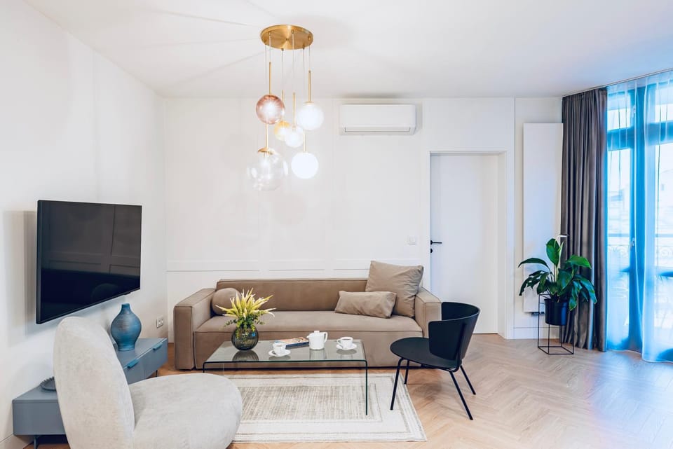 TV and multimedia, Living room, Seating area, Dining area, air conditioner