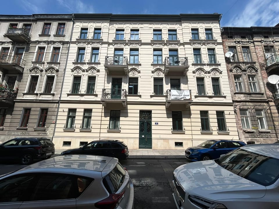 Property building, Location