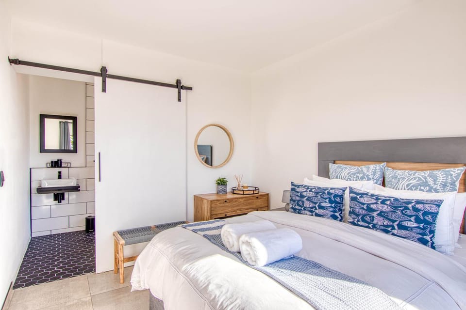 Ocean & Mountain View Escape, 100m Walk to beach - Gordon's Bay Apartment in Cape Town