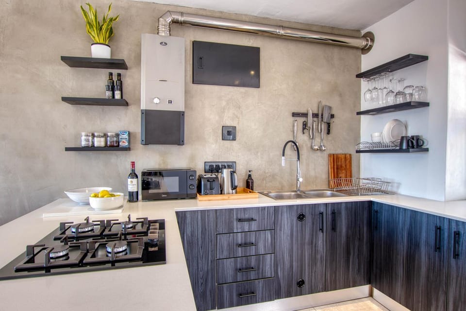 Ocean & Mountain View Escape, 100m Walk to beach - Gordon's Bay Apartment in Cape Town