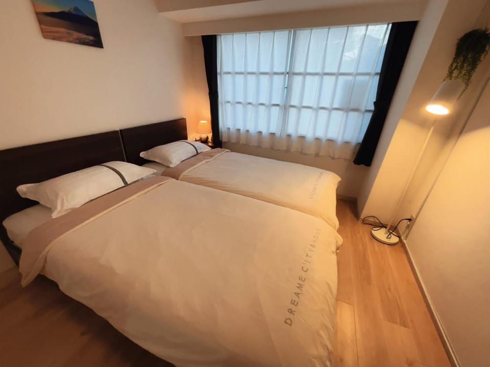 Photo of the whole room, Bedroom