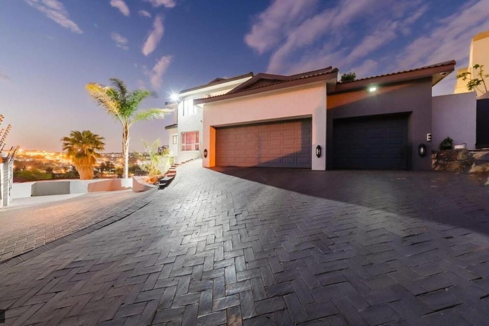 Private Villa-Views, Pool, Braai Villa in Gauteng