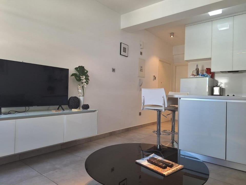 Oceanside Living - Modern 1 bedroom Apartment in Limassol City