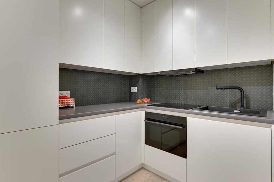Kitchen or kitchenette, dishwasher, stove