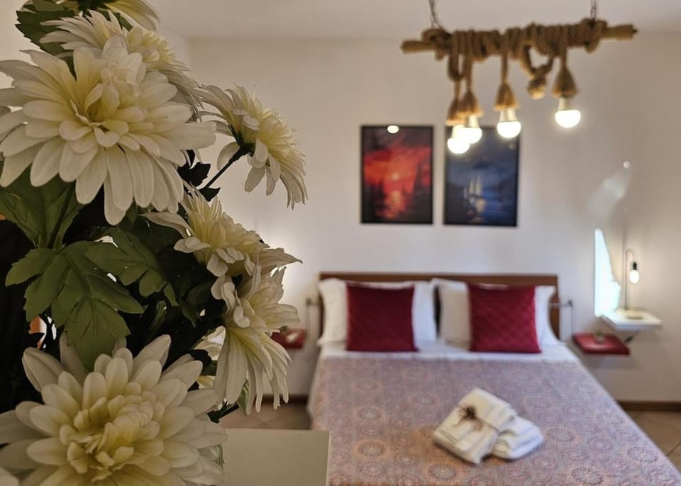 Bed, Photo of the whole room, Decorative detail, Bedroom, towels