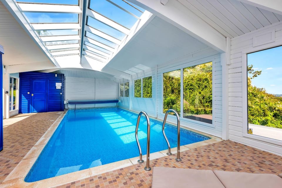Pool view, Swimming pool, sunbed