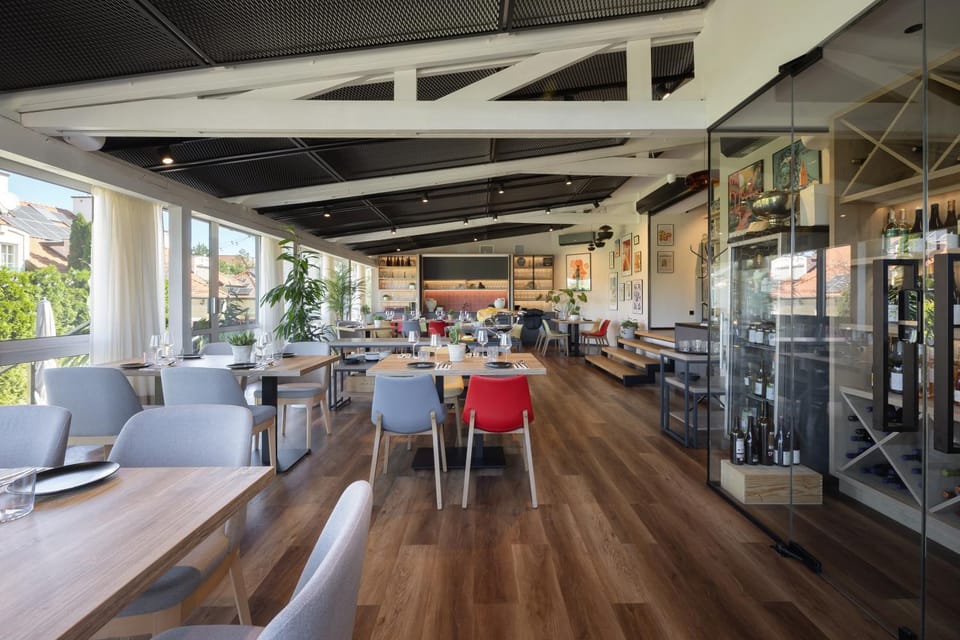 Restaurant/places to eat, Seating area