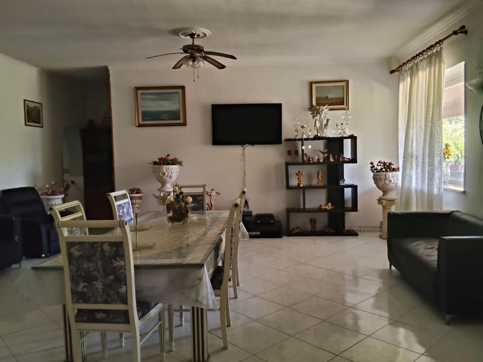 Communal lounge/ TV room, TV and multimedia, Living room, Decorative detail, Dining area