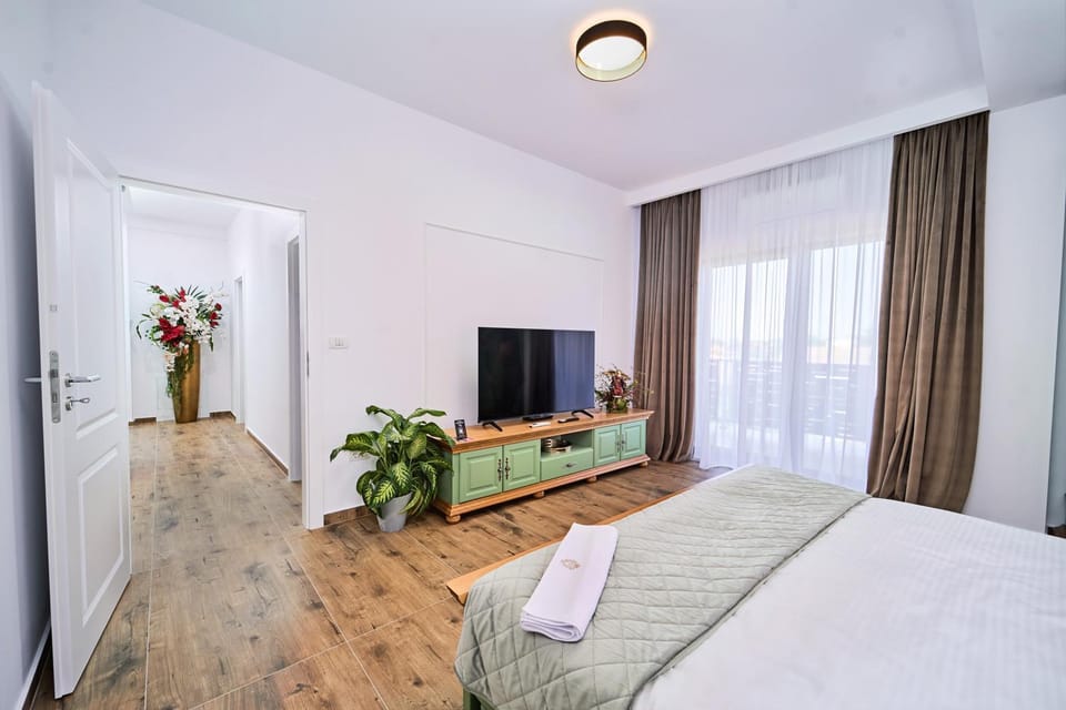 Bed, TV and multimedia, Photo of the whole room, Evening entertainment, Bedroom