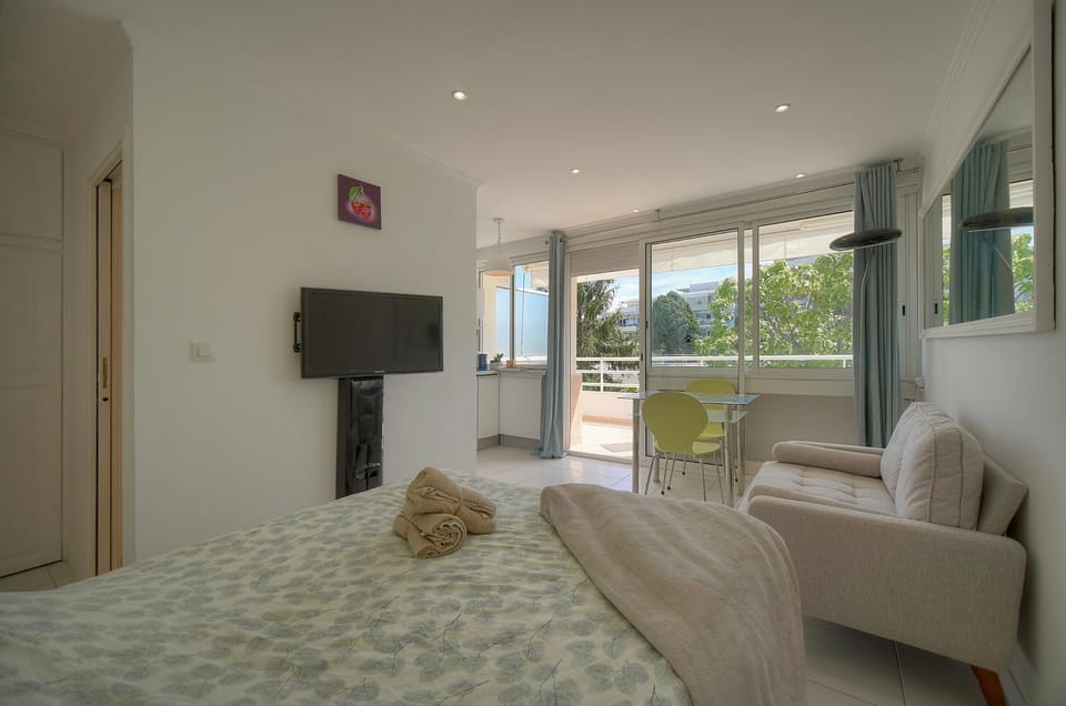Bed, TV and multimedia, Living room
