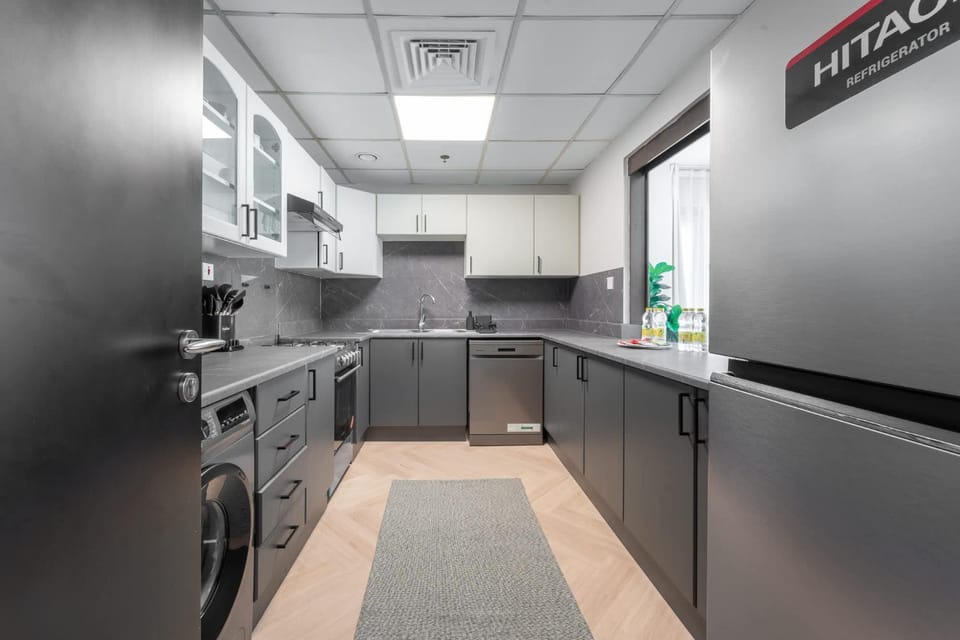 Free housekeeping visits during your stay - StayShort - Dubai Marina sleeps 8 in Amazing Location Apartment in Dubai