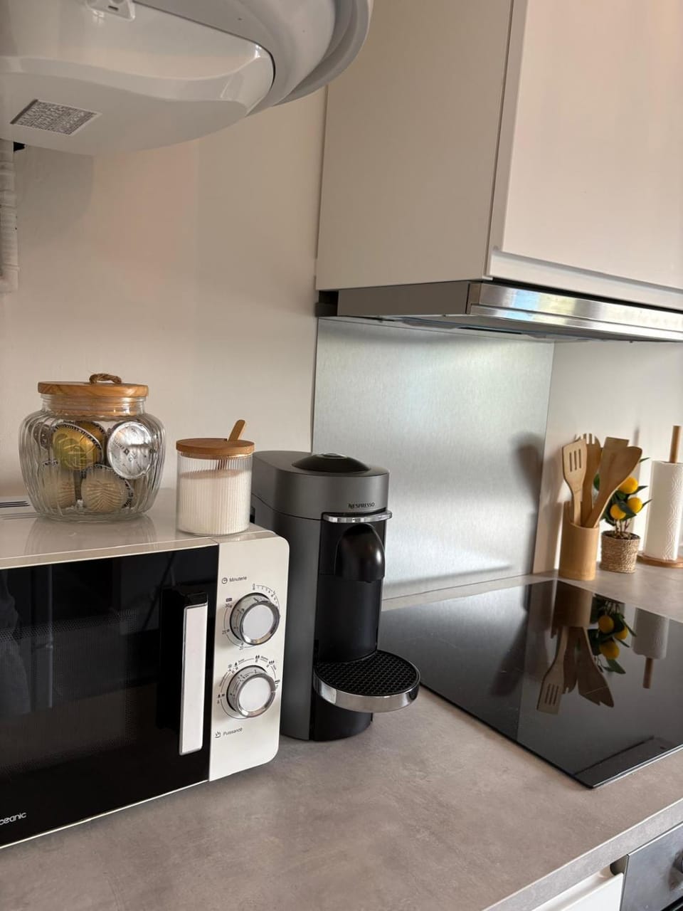 Coffee/tea facilities, Kitchen or kitchenette, oven, stove, toaster