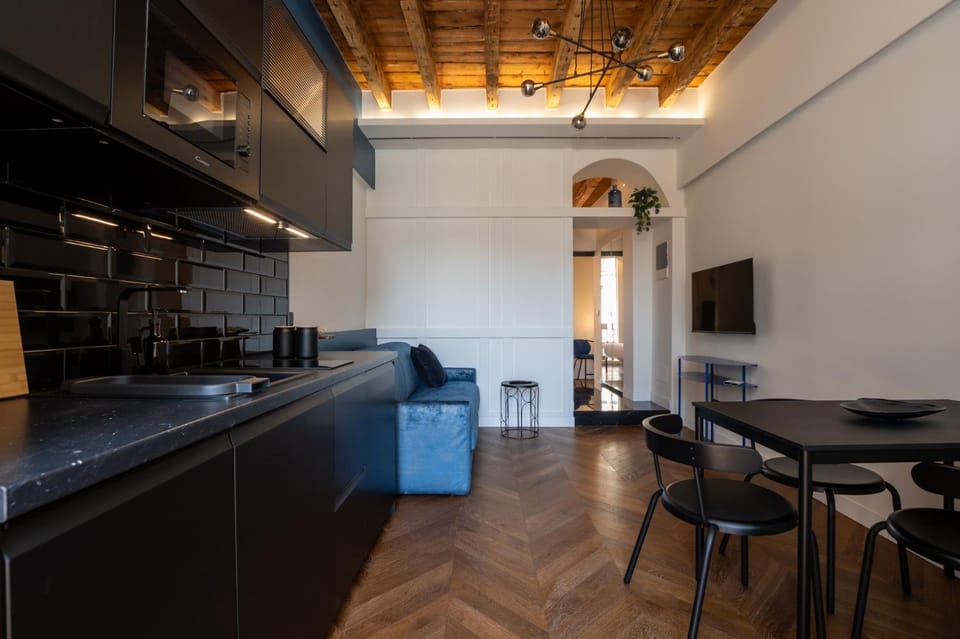 TV and multimedia, Kitchen or kitchenette, Living room, Seating area, Dining area, microwave, stove