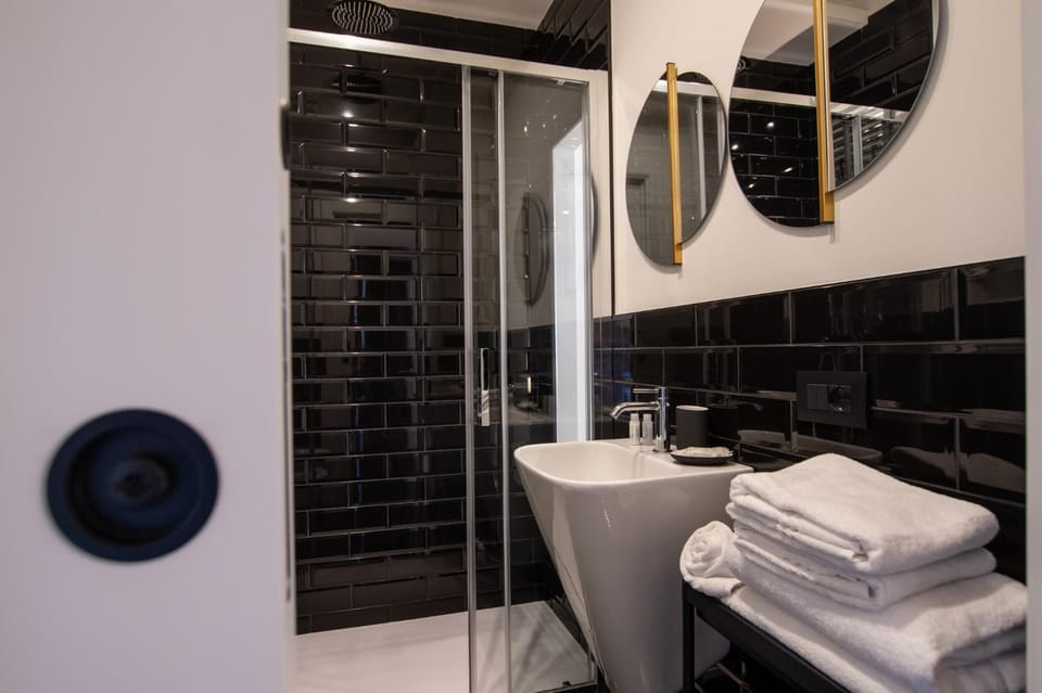 Shower, Bathroom, towels