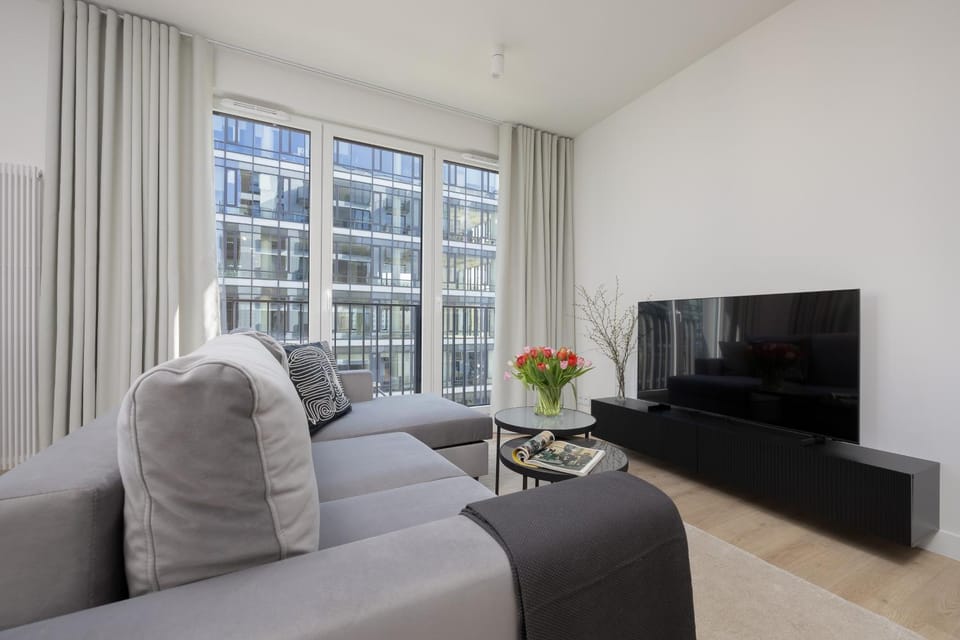 TV and multimedia, Living room, Seating area, Evening entertainment