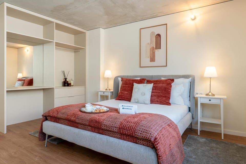 Bed, Bedroom, towels