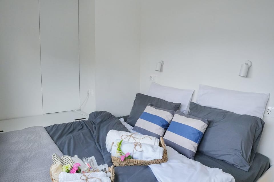 Bed, Bedroom, towels