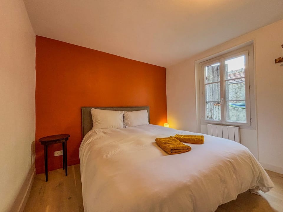 Photo of the whole room, Bedroom