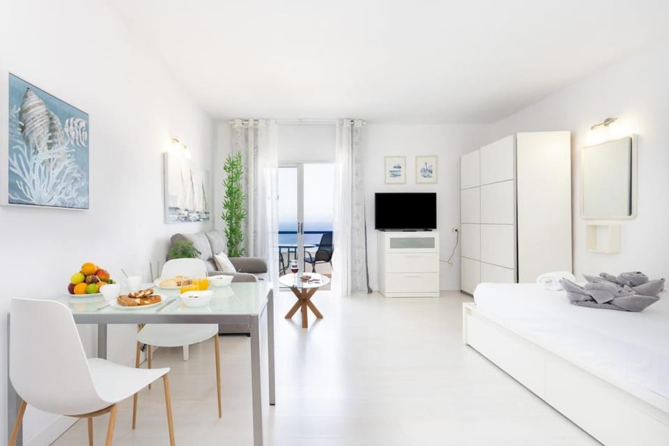Bed, Living room, Photo of the whole room, Dining area, Bedroom
