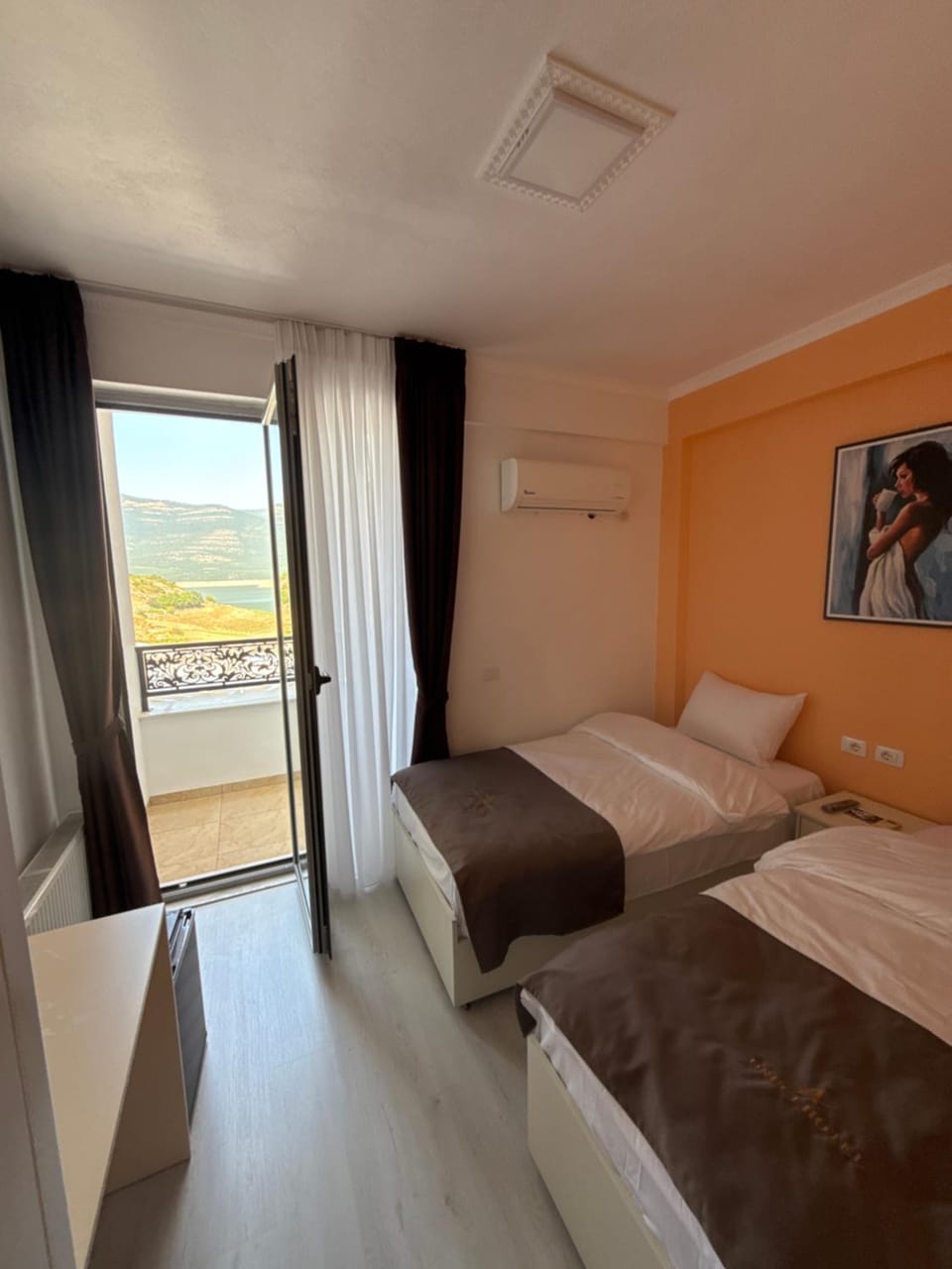 Bed, Natural landscape, TV and multimedia, Photo of the whole room, Bedroom, air conditioner