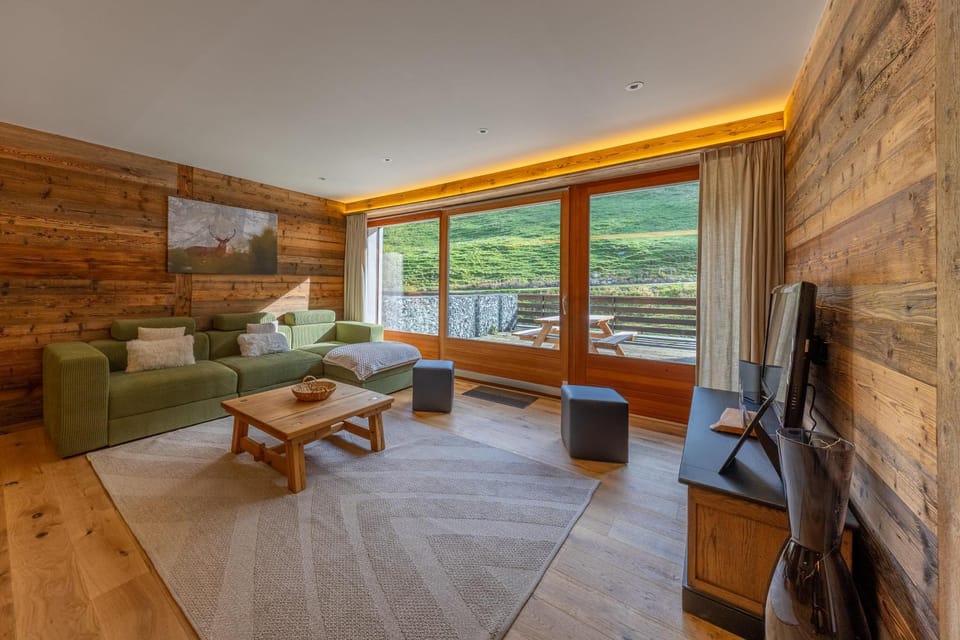 Communal lounge/ TV room, TV and multimedia, Living room, Seating area, Mountain view