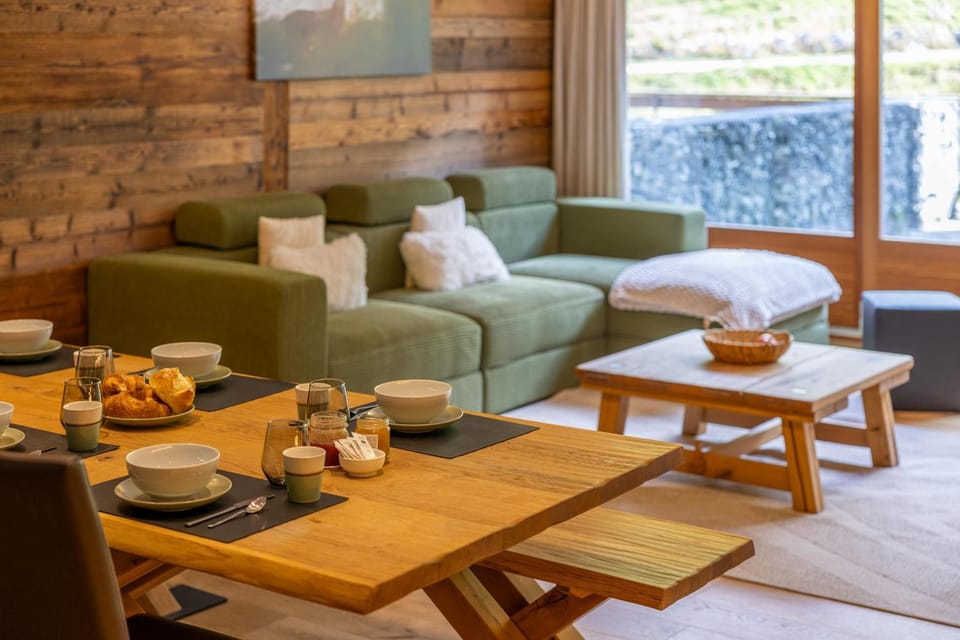 Living room, Seating area, Dining area, Food