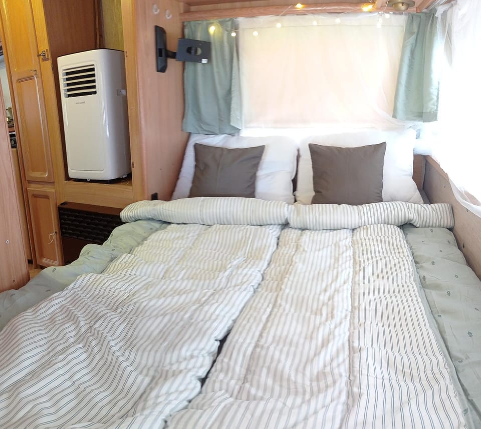 Bed, Bedroom, air conditioner