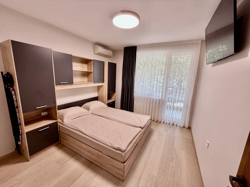 Bed, TV and multimedia, Photo of the whole room, Bedroom, wardrobe, air conditioner