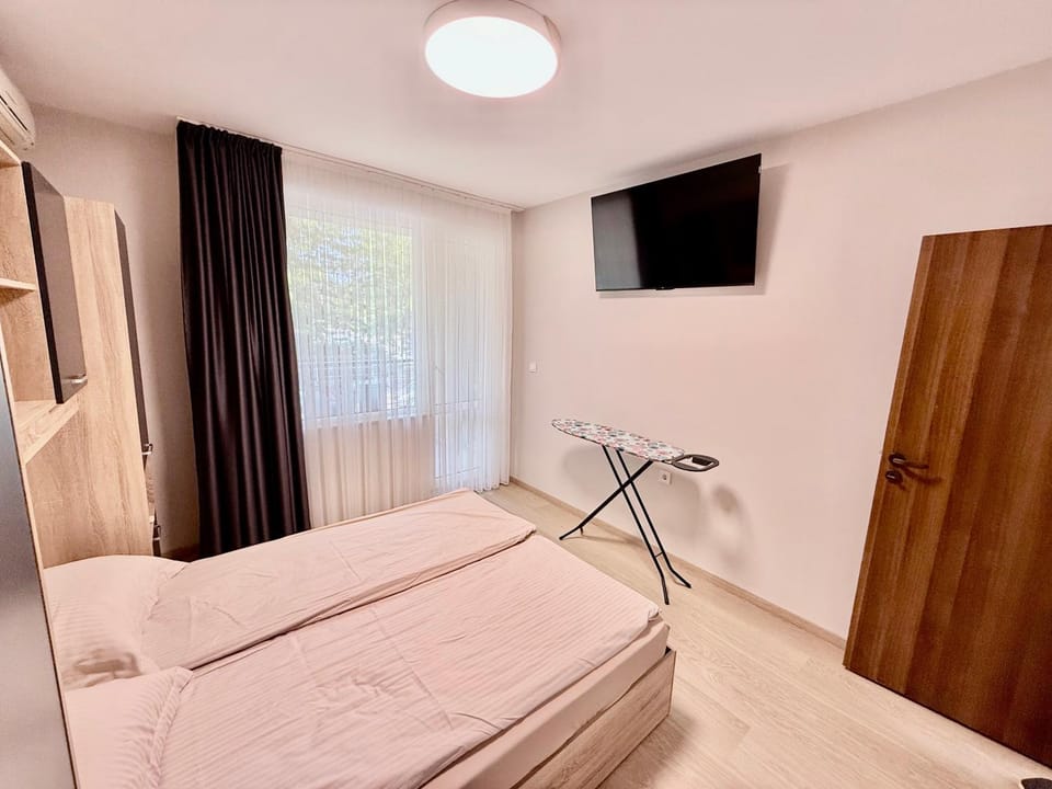 Bed, TV and multimedia, Bedroom, wardrobe