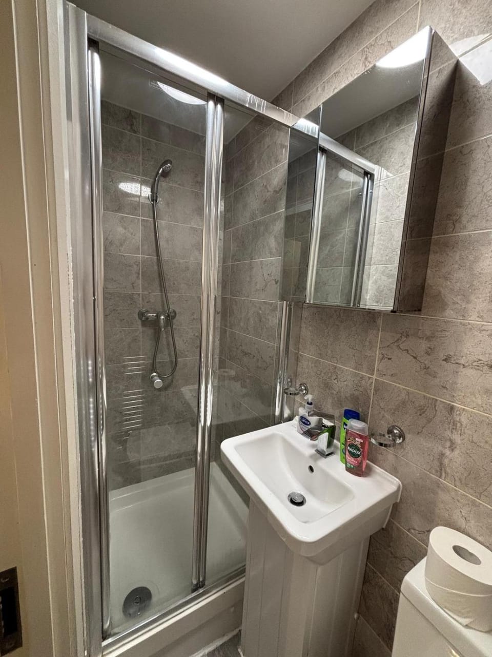 Shower, Toilet, Bathroom, towels