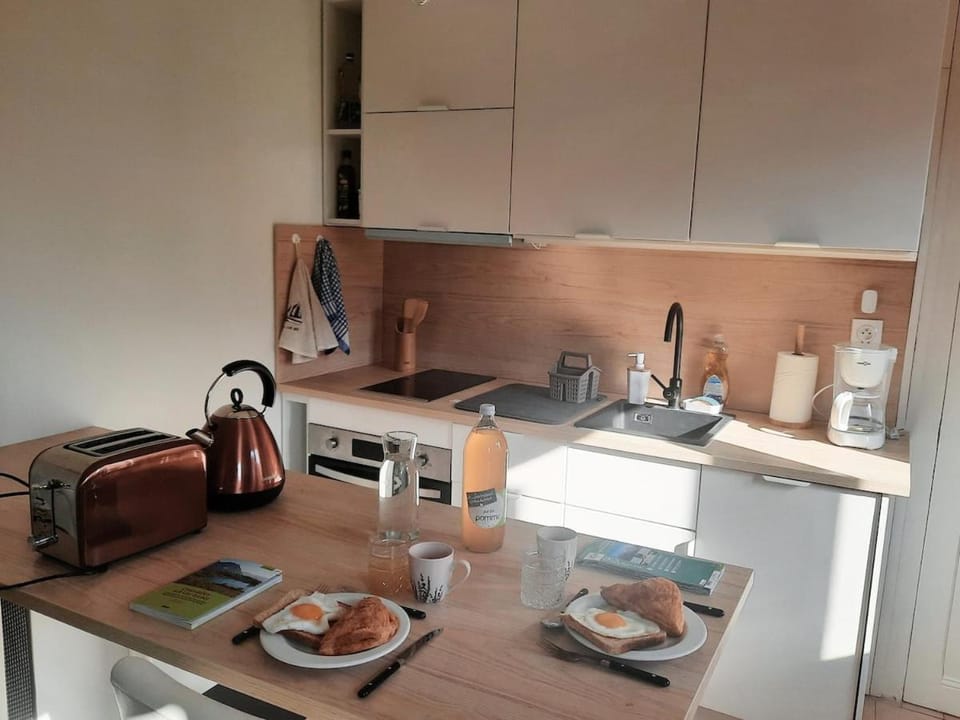 Coffee/tea facilities, Kitchen or kitchenette, Food and drinks, Dining area, toaster